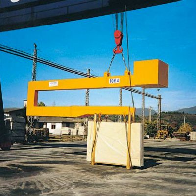 Bilancini di sollevamento carica container all'esterno